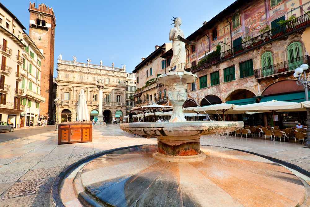 Historische Gebäude am Marktplatz Piazza delle Erbe, Verona