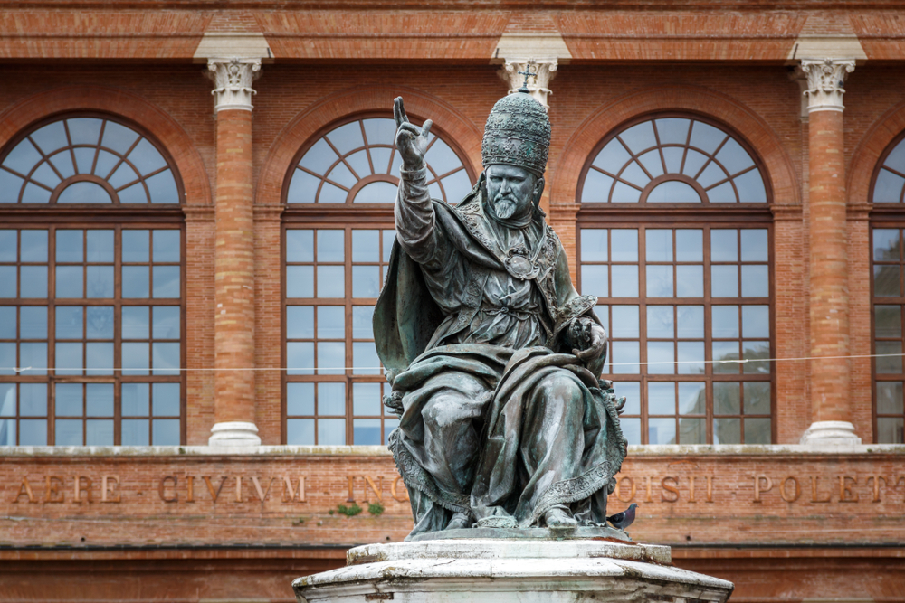 Die Papst Paul Statue am Piazza Cavour in Rimini