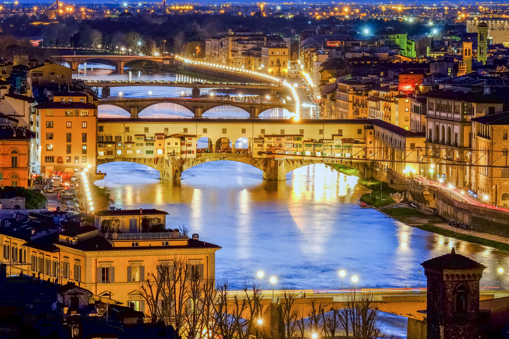 Die Ponte Vecchio in Florenz bei Nacht
