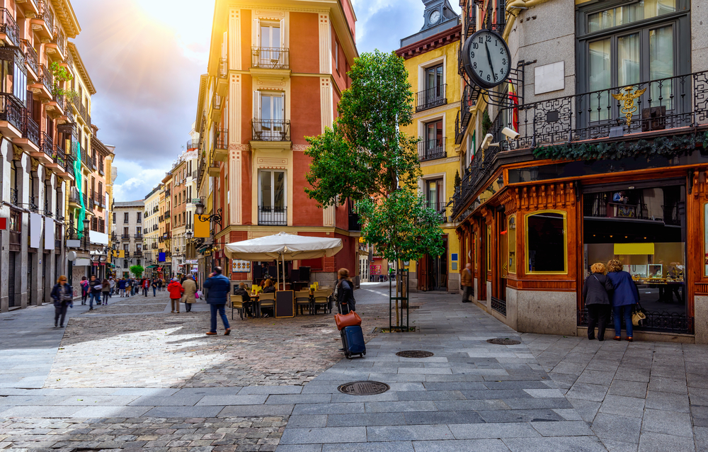 Schöne, kleine Straße in Madrid