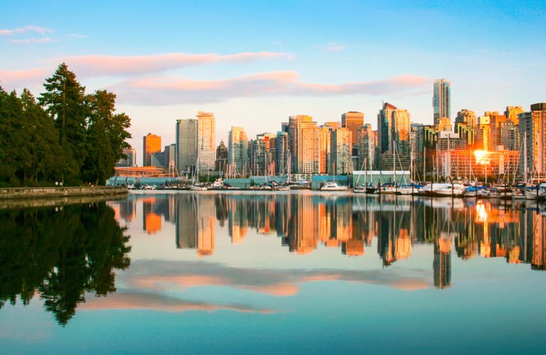 Die Skyline von Vancouver bei Sonnenuntergang