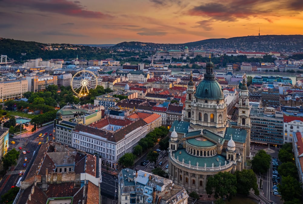 Luftaufnahme von Budapest am Abend