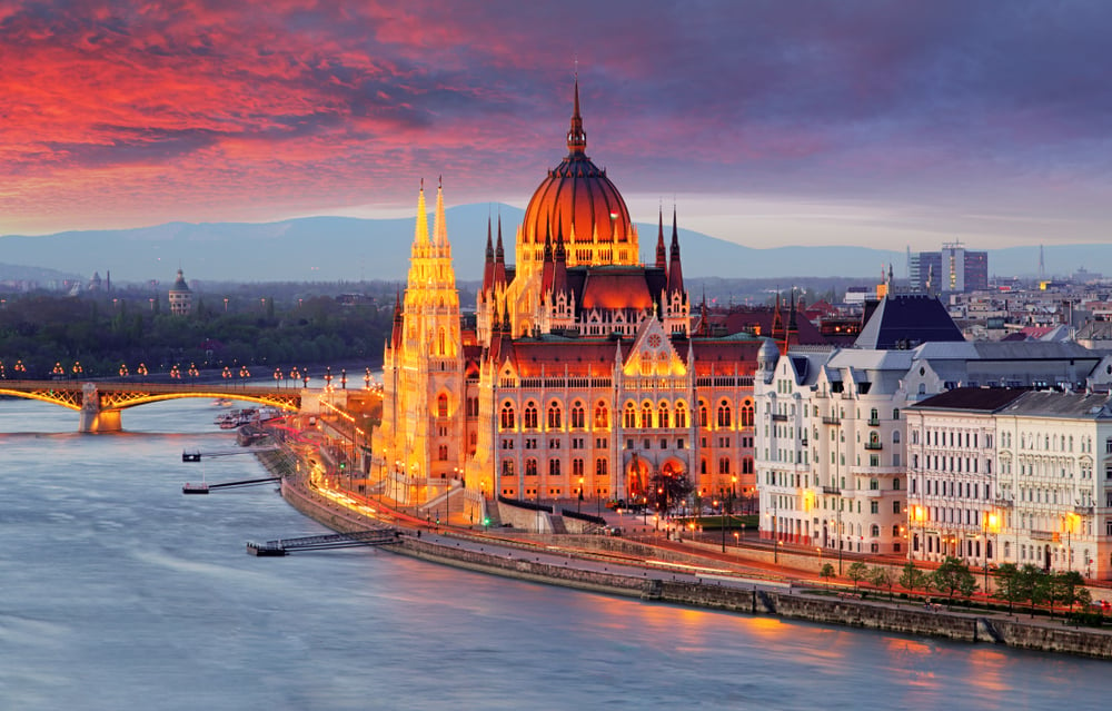 Blick auf das ungarische Parlamentsgebäude in Budapest