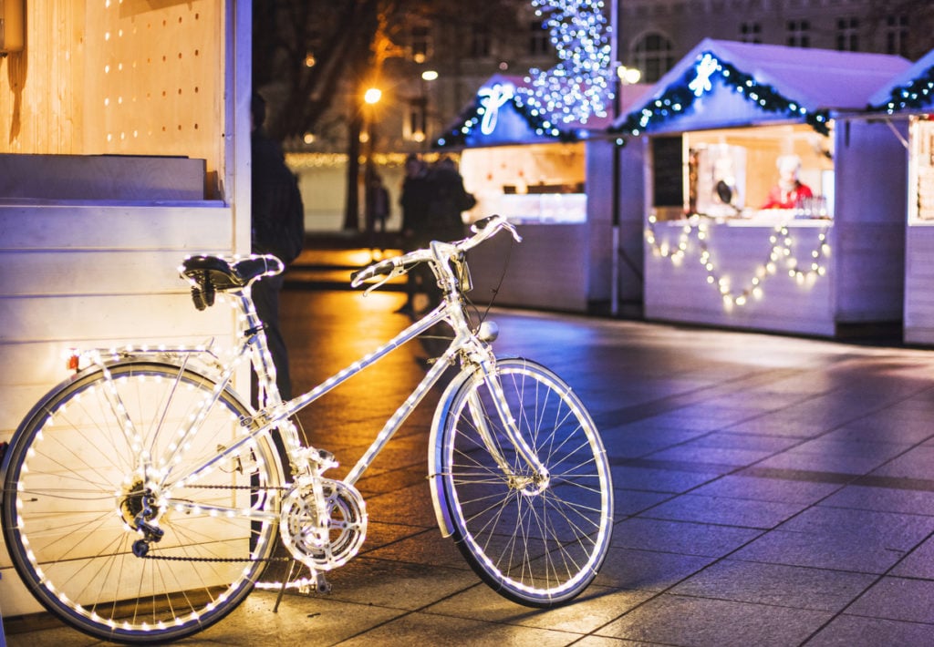 Festlich dekoriertes Fahrrad auf dem Weihnachtsmarkt