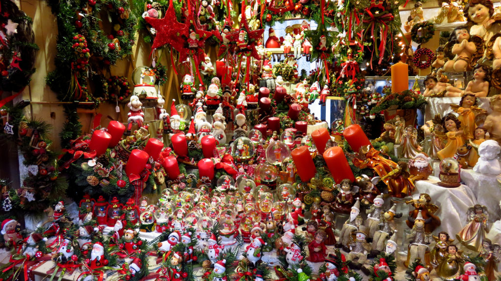 Riesige Auswahl an Weihnachtsdekoration auf dem Weihnachtsmarkt