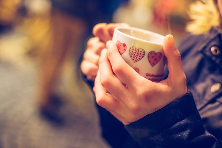 Heiße Tasse Glühwein auf dem Weihnachtsmarkt