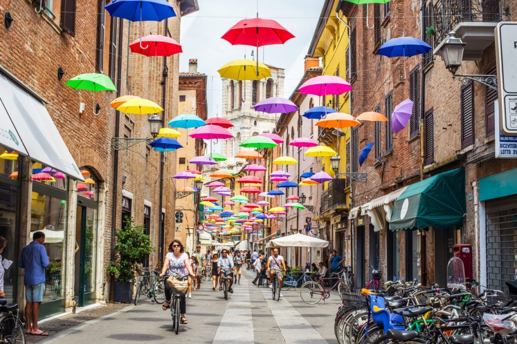 Straße und Fahrräder in Ferrara, Italien