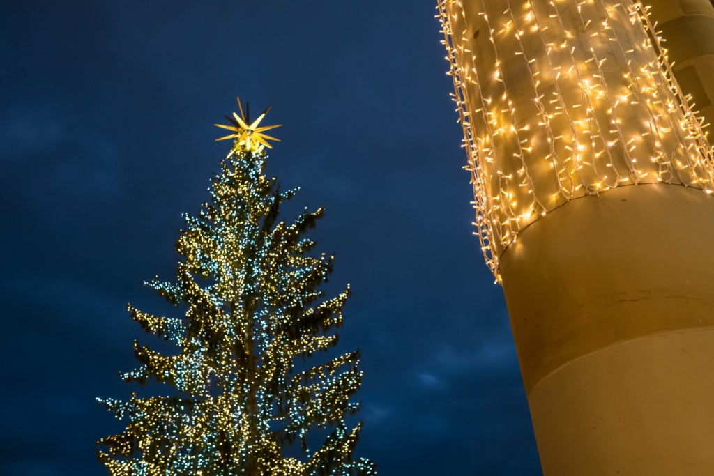 Weihnachtsbaum auf einem Stuttgarter Weihnachtsmarkt