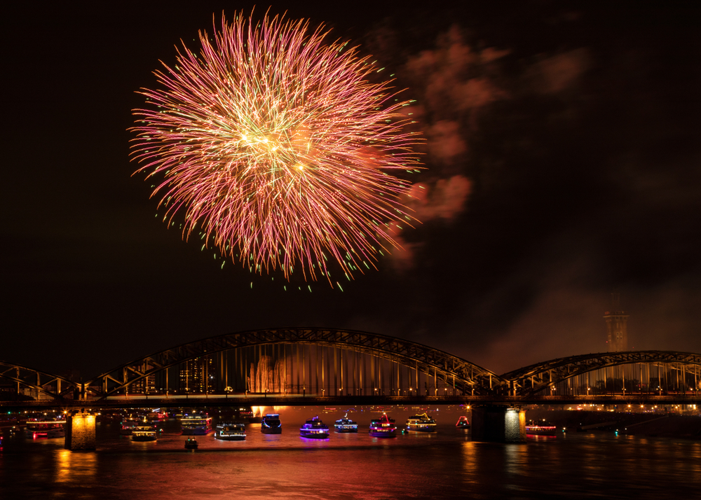 Feuerwerk über dem Rhein an Silvester