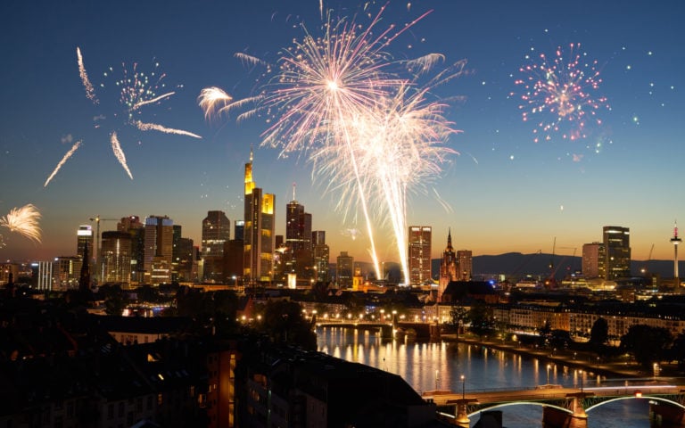 Fantastisches Silvesterfeuerwerk über Frankfurt