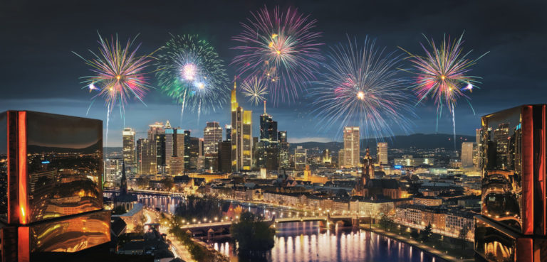 Gigantisches Feuerwerk über Frankfurt am Main