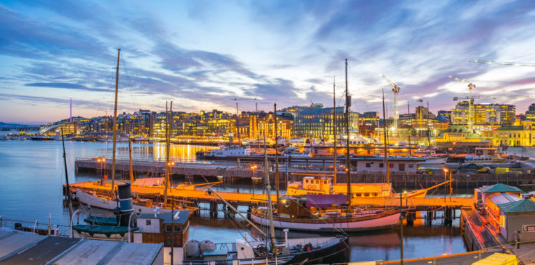 Oslos Hafen am Abend