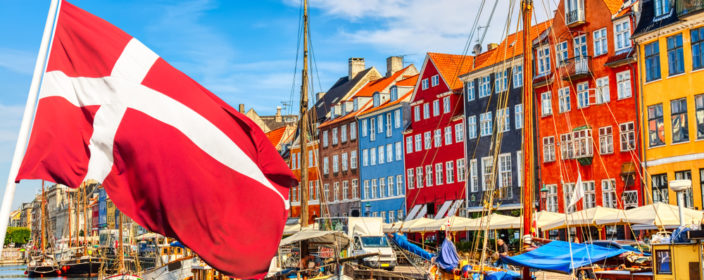 Dänische Flagge am Nyhavn in Kopenhagen
