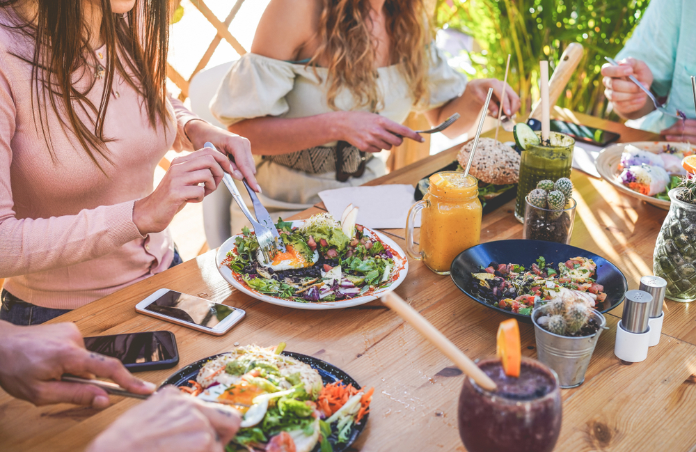 Freunde bei einem Brunch in Berlin