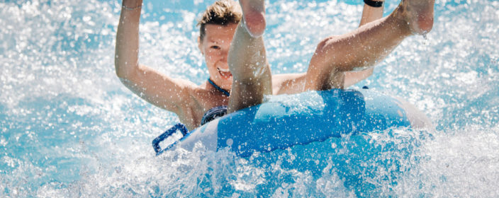 Fröhliches Mädchen im Wasserpark