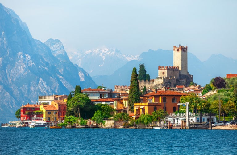 Gardasee All Inclusive: 4 Tage im 4* Hotel ab 220€ p.P. (DZ) Blick auf Malcesine am Gardasee
