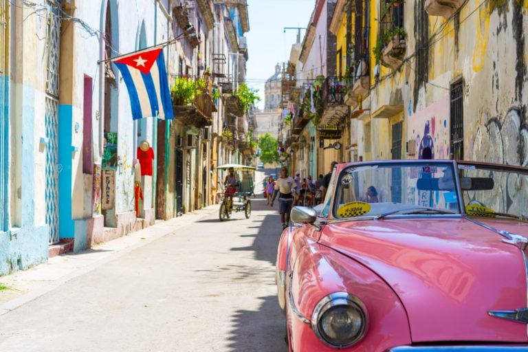vOldtimer in einer engen Straße auf Kuba
