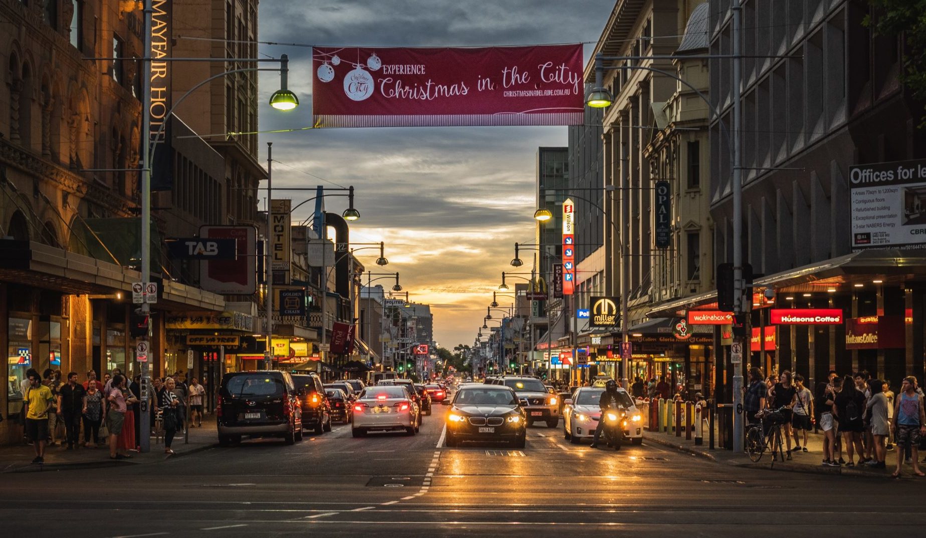 Quirlige Straße in Adelaide