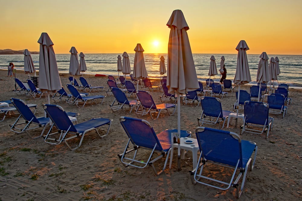 Acharavi Strand bei Sonnenuntergang mit Sonnenliegen ohne Menschen