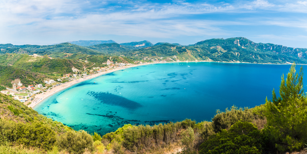 Agios Georgios Bucht mit Küstenlinie und flach abfallendem Strand