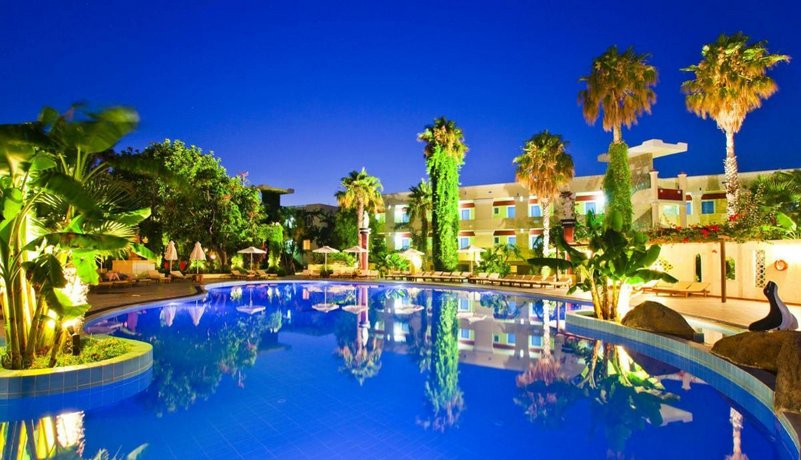 Pool mit Palmen am Abend im Apollon Hotel Kos