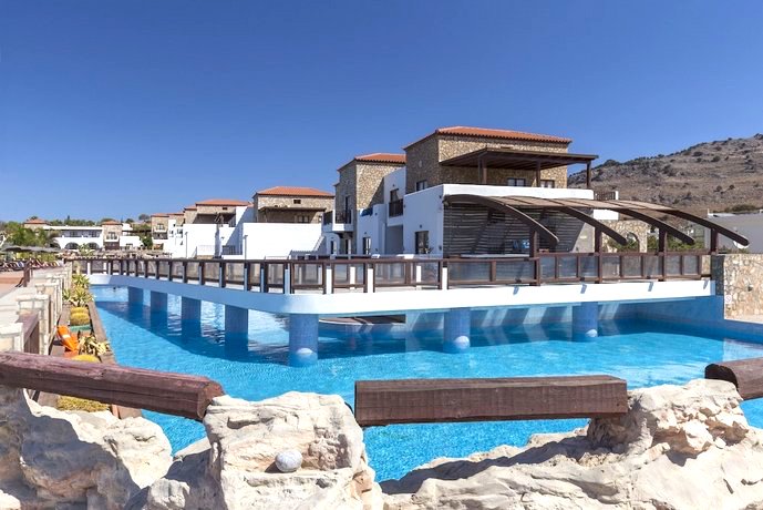 Pool mit Hotelgebäude im Costa Lindia Beach Resort im Badeort Lardos auf der griechischen Insel Rhodos