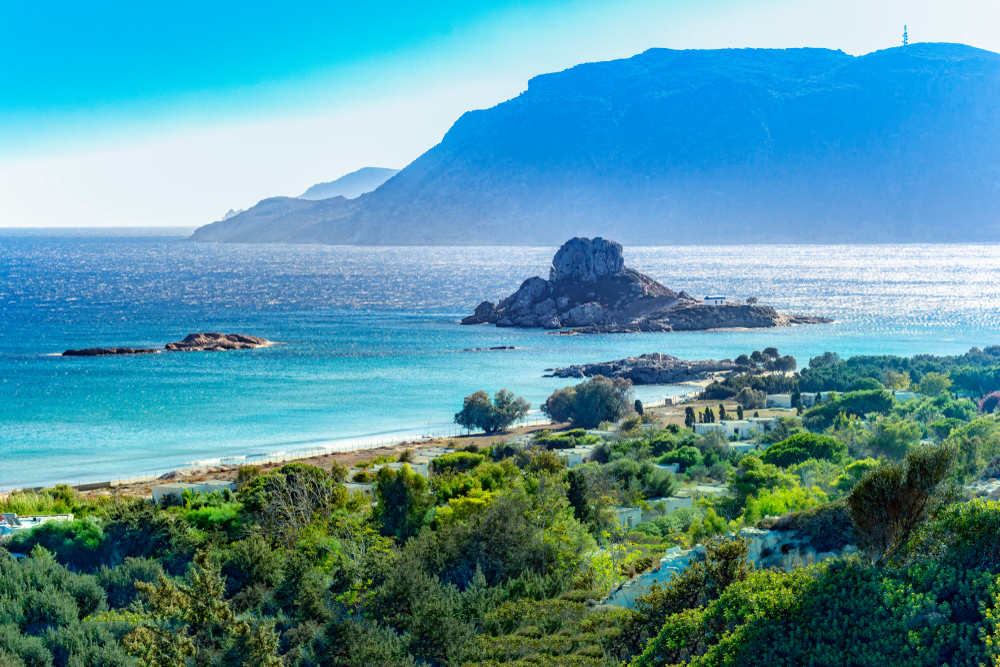 Blick aus der Ferne auf die Küstenlinie des Dorfes Kefalos auf der griechischen Insel Kos