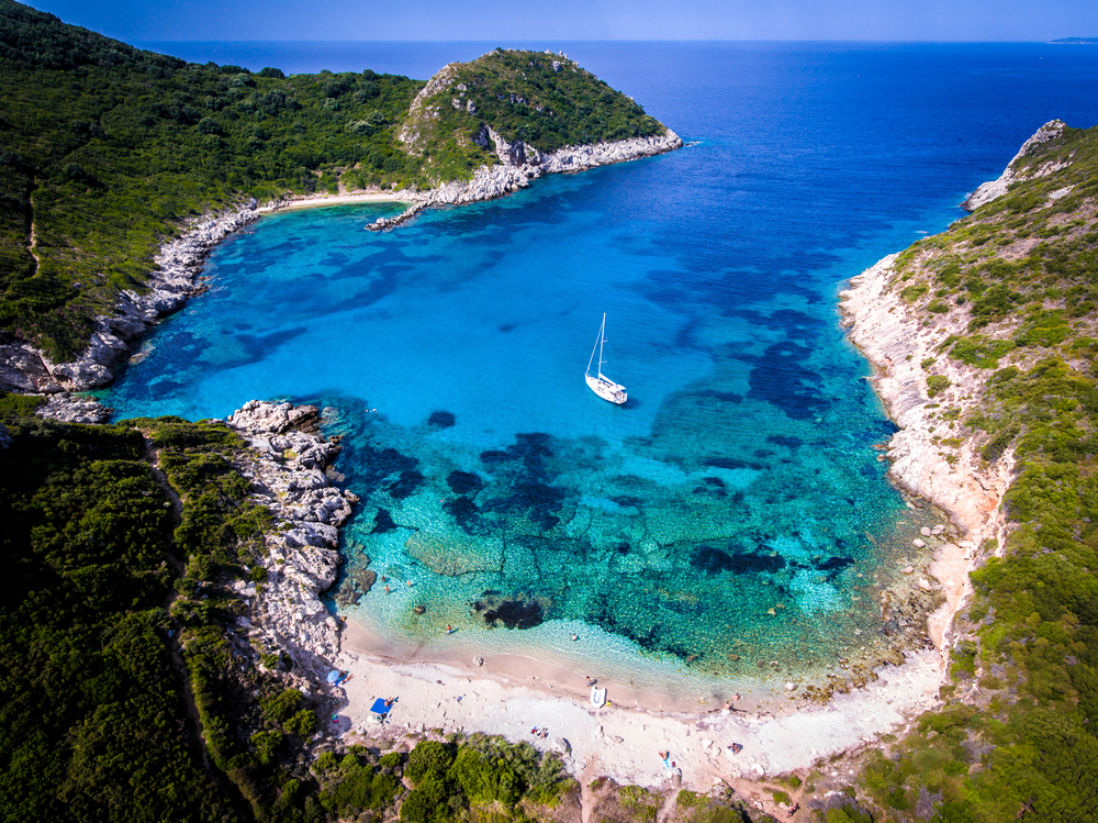 Einsame Bucht auf Korfu aus der Vogelperspektive mit Segelboot