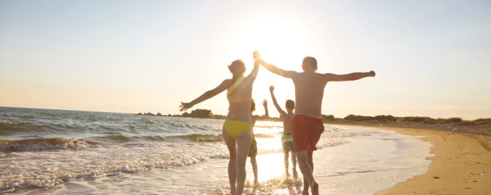 Familie am Strand in der Tuerkei