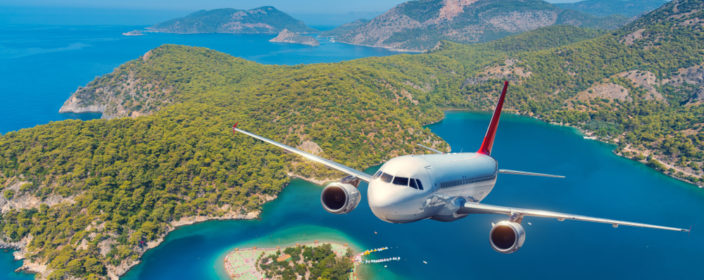 Flugzeug fliegt über einen Strand in der Tuerkei