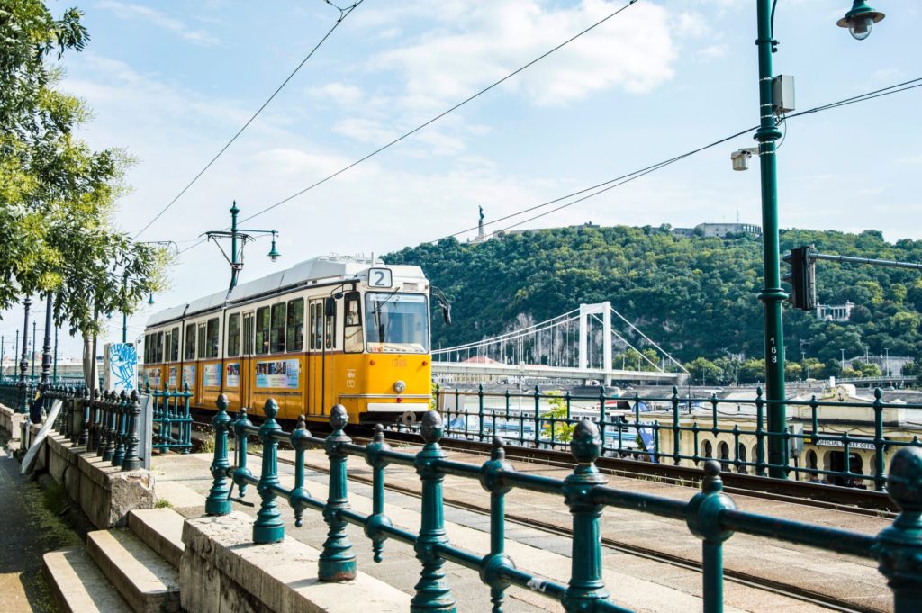 Gelbe Straßenbahn in Budapest