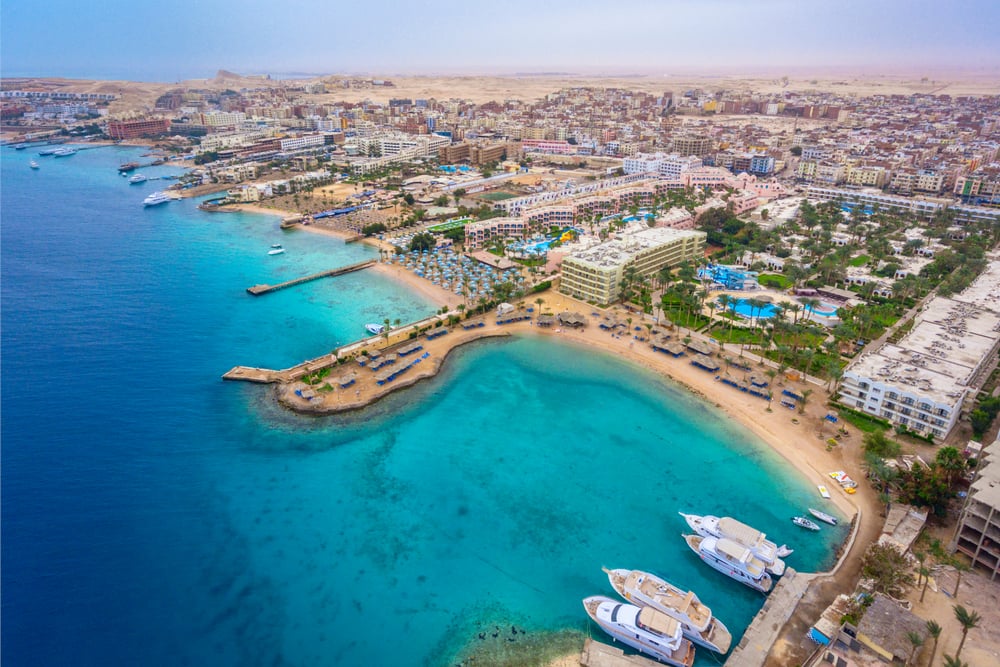 Hurghada Küste mit Hotelanlagen und türkisfarbenem Wasser