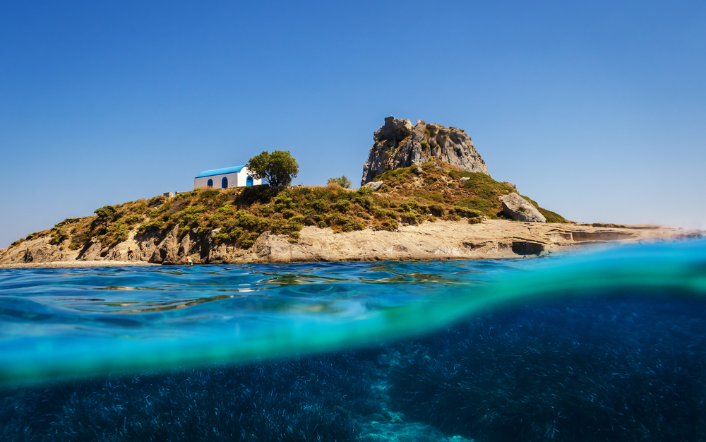 Kleine Insel Kastri an der Küste von Kos mit typisch griechischer Kapelle