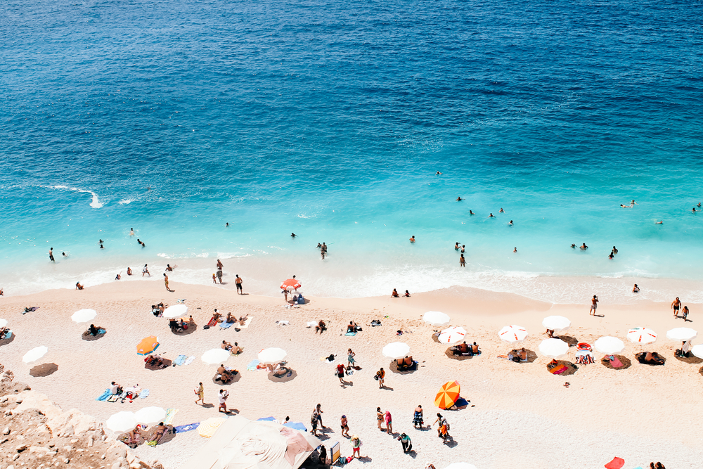 Kaputas Strand in der Türkei mit einigen Badegästen und blauem Meerwasser