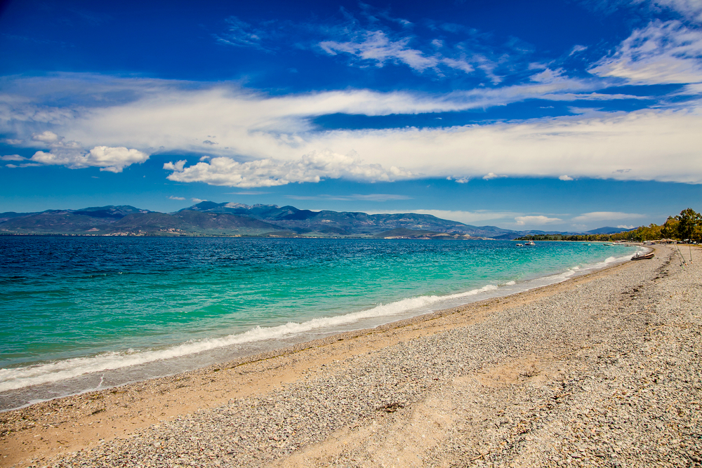 Kavos Strand auf Korfu mit Küstenlinie im Hintergrund