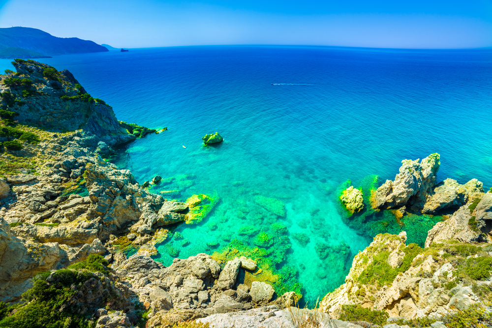 Menschenleere Bucht auf der Insel Korfu mit Küstenlinie im Hintergrund