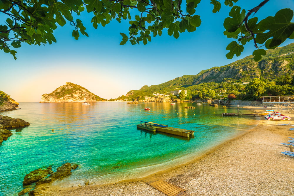 Sonnenaufgang in der Bucht von Paleokrastritsa mit menschenleerem Strand und ruhiger See