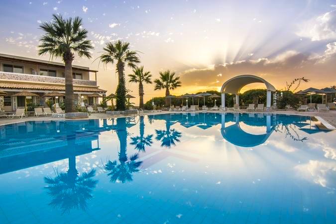 Blick auf den Pool des Kouros Palace Hotel bei Sonnenuntergang