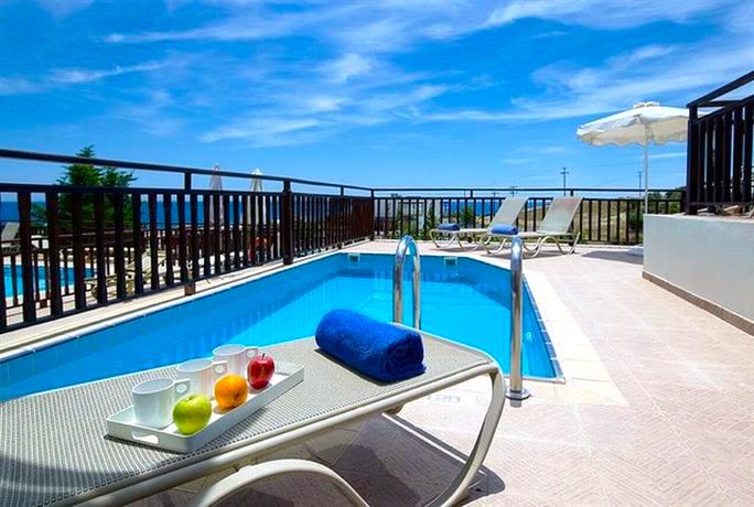 Pool mit Sonnenliegen im Labranda Miraluna Village Hotel auf der Insel Rhodos