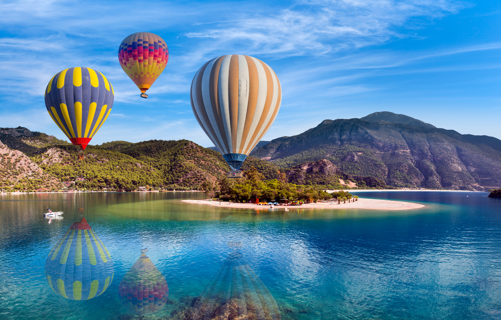 Lagune von Oludeniz mit drei Heissluftballonen