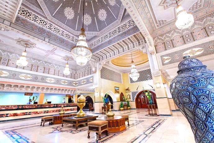 Pompöse Lobby mit Kronleuchtern im Alf Leila Wa Hotel in Hurghada