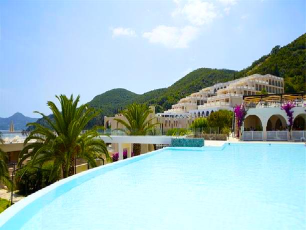 Pool mit Blick auf Hotelgebäude des MarBella Hotel auf Korfu