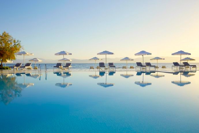 Pool mit Sonnenschirmen im Mayor Capo di Corfu Hotel
