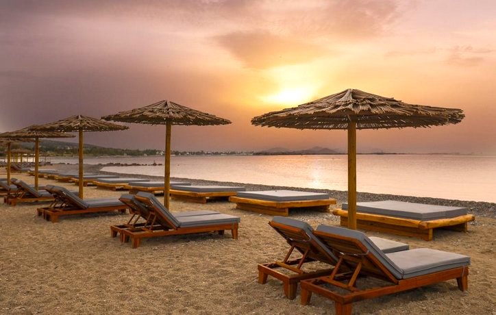 Strand mit Sonnenliegen und Schirmen im Mitsis Ramira Beach Hotel