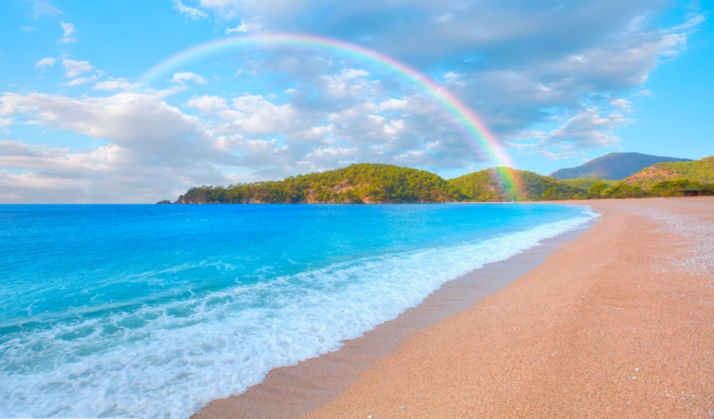 Oludeniz Beach in der Tuerkei mit Regenbogen