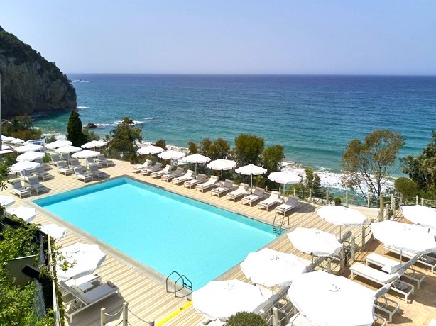 Pool mit Meer im Hintergrund im Mayor La Grotta Verde Grand Resort auf Korfu