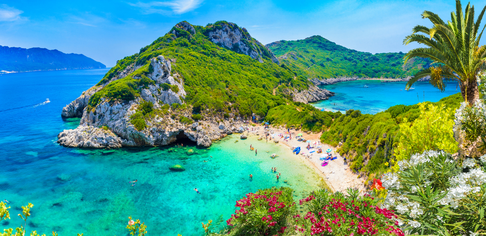 Porto Timoni Strand auf Korfu aus der Ferne mit türkisfarbenem Wasser
