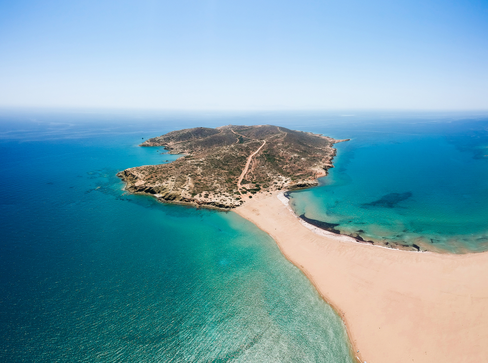 Prasonisi Strand mit vorgelagerter Insel umgeben von blau-grünem Meerwasser