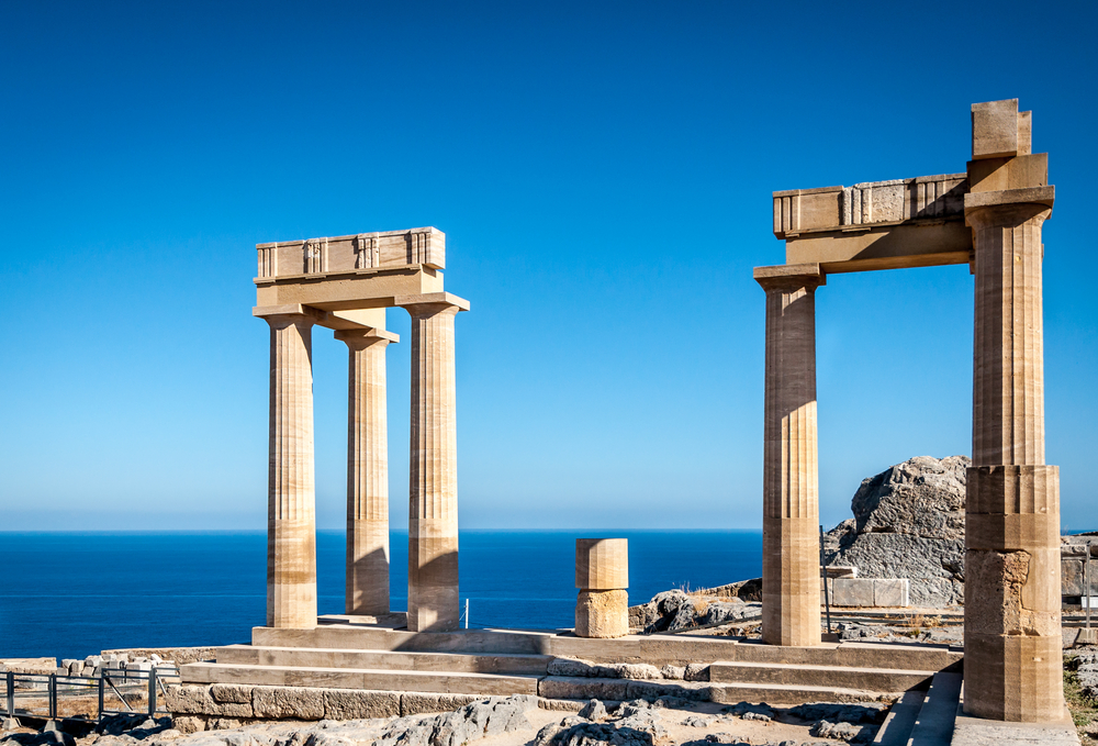 Saeulen des alten Lindos auf Rhodos mit Meer im Hintergrund