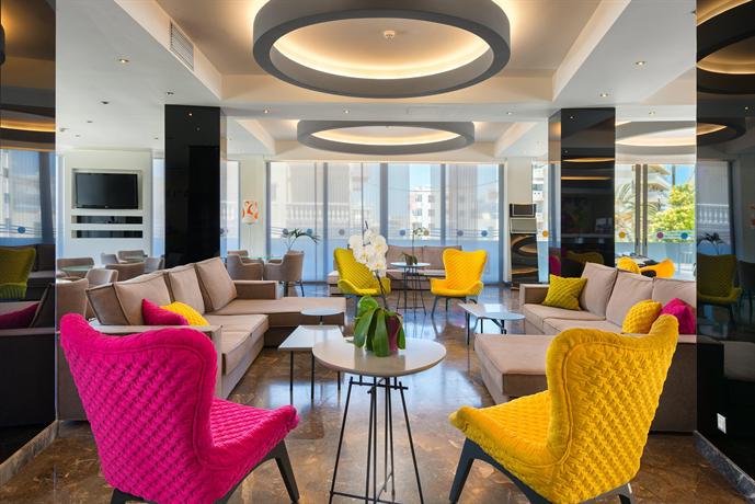 Lobby des Semiramis City Hotel in Rhodos Stadt mit bunten Sesseln und moderner Beleuchtung